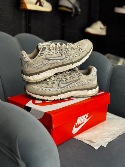 NIKE P6000 TRAINER METALLIC GREY