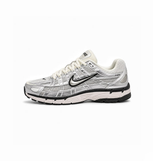 NIKE P6000 TRAINER METALLIC