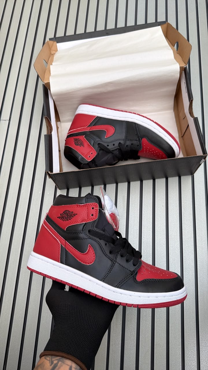 NIKE AIR JORDAN 1 RETRO HIGH OG BRED /BANNED