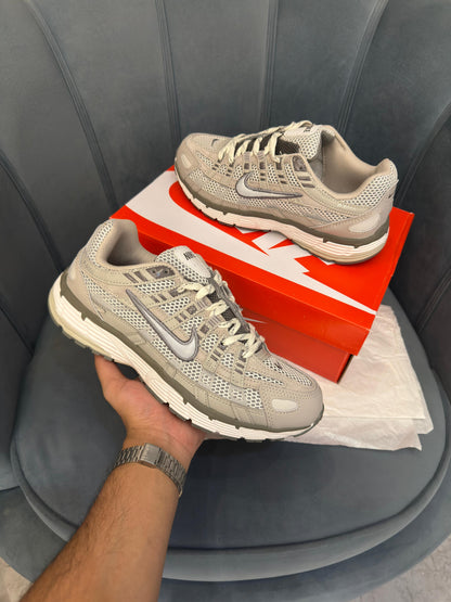NIKE P6000 TRAINER METALLIC GREY