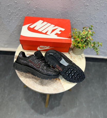 NIKE P6000 TRAINER BLACK MAROON