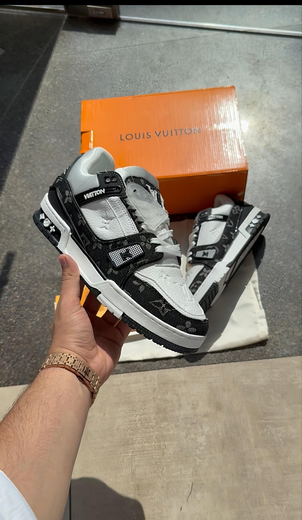 LOUIS VUITTON TRAINER WHITE BLACK