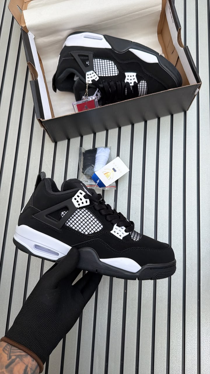 AIR JORDANS RETRO 4 BLACK WHITE
