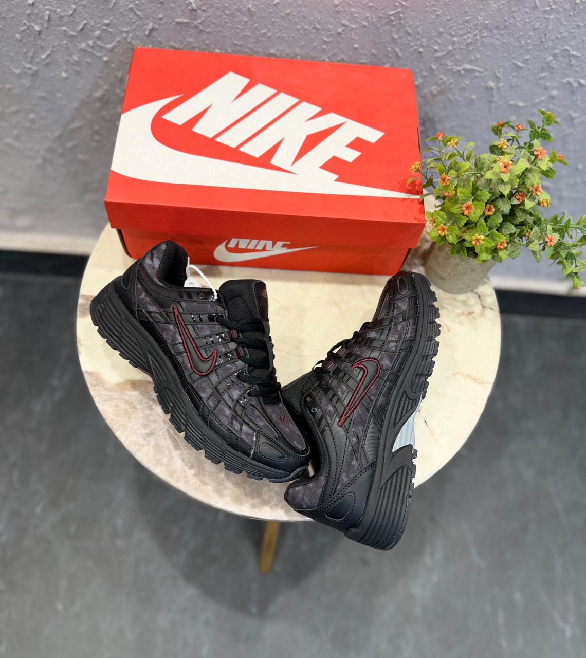 NIKE P6000 TRAINER BLACK MAROON