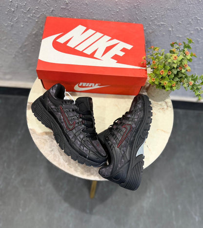 NIKE P6000 TRAINER BLACK MAROON