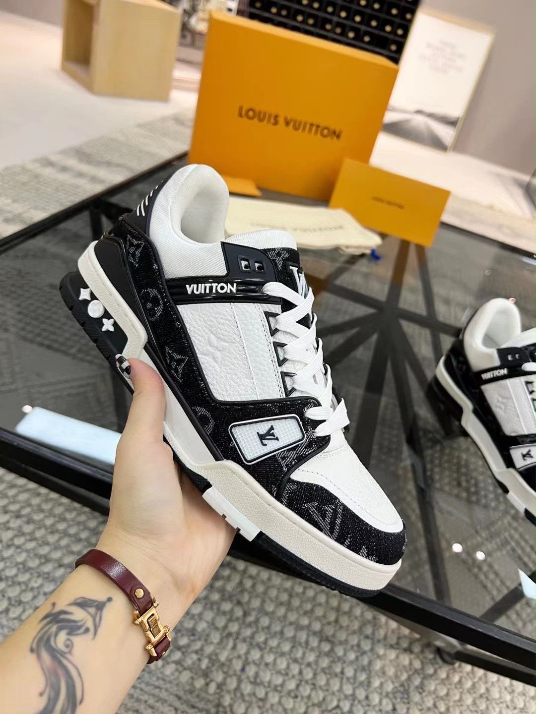 LOUIS VUITTON TRAINER WHITE BLACK