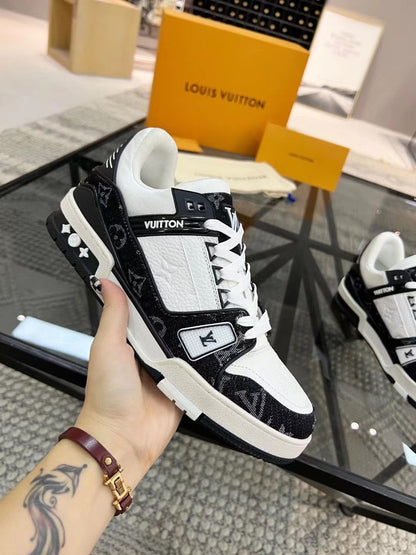 LOUIS VUITTON TRAINER WHITE BLACK