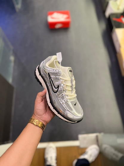 NIKE P6000 TRAINER METALLIC
