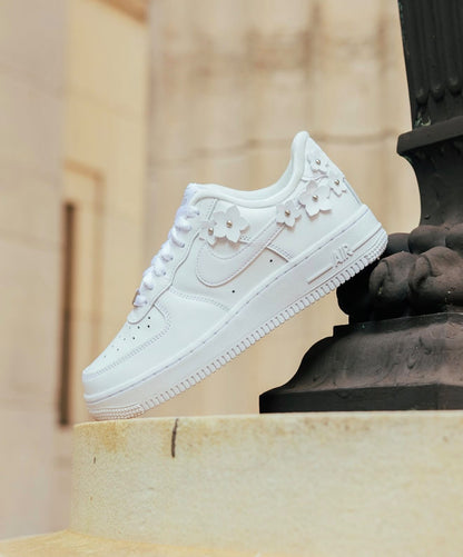 NIKE AIR FORCE 1 07 FLORETTE FLORAL SNEAKERS