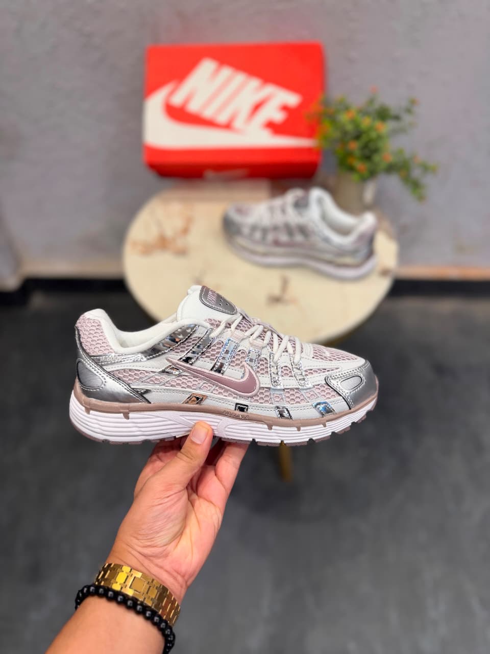 NIKE P6000 TRAINER METALLIC WINE SWOOSH