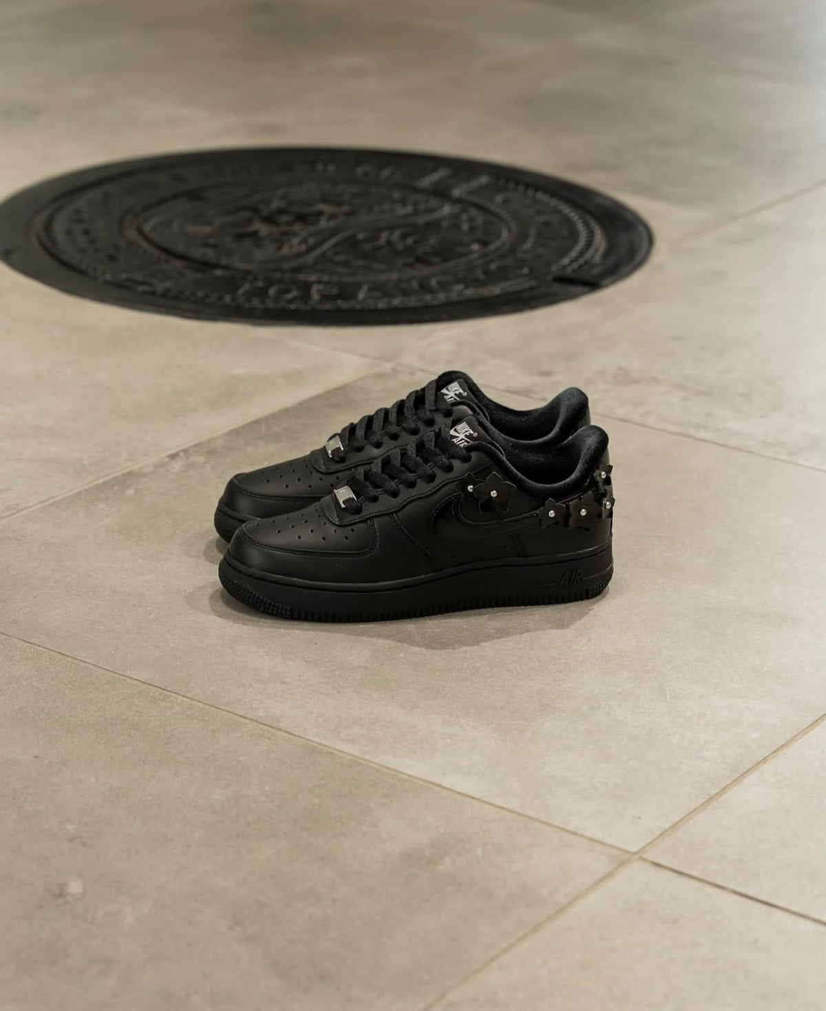 NIKE AIR FORCE 1 07 FLORETTE FLORAL SNEAKERS