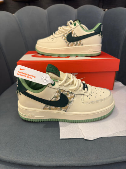 NIKE AIRFORCE ONE  NAI-KE