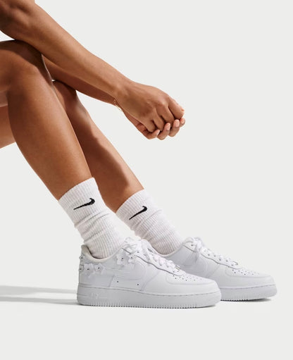NIKE AIR FORCE 1 07 FLORETTE FLORAL SNEAKERS