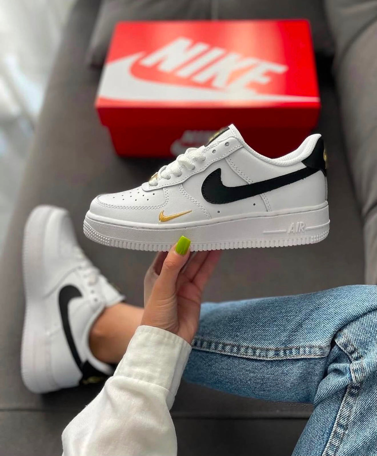 NIKE AIRFORCE 1LOW 07 ESSENTIAL WHITE BLACK GOLD MINI SWOOSH