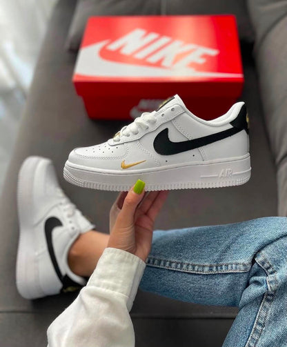 NIKE AIRFORCE 1LOW 07 ESSENTIAL WHITE BLACK GOLD MINI SWOOSH