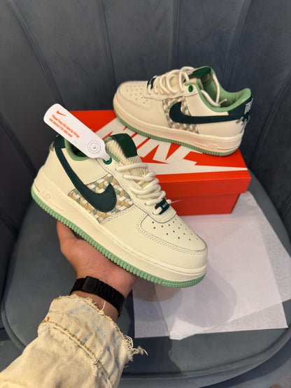 NIKE AIRFORCE ONE  NAI-KE