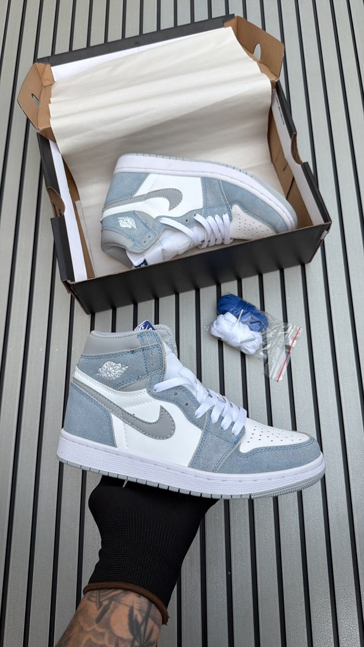 NIKE AIR JORDAN 1 RETRO HIGH HYPER ROYAL