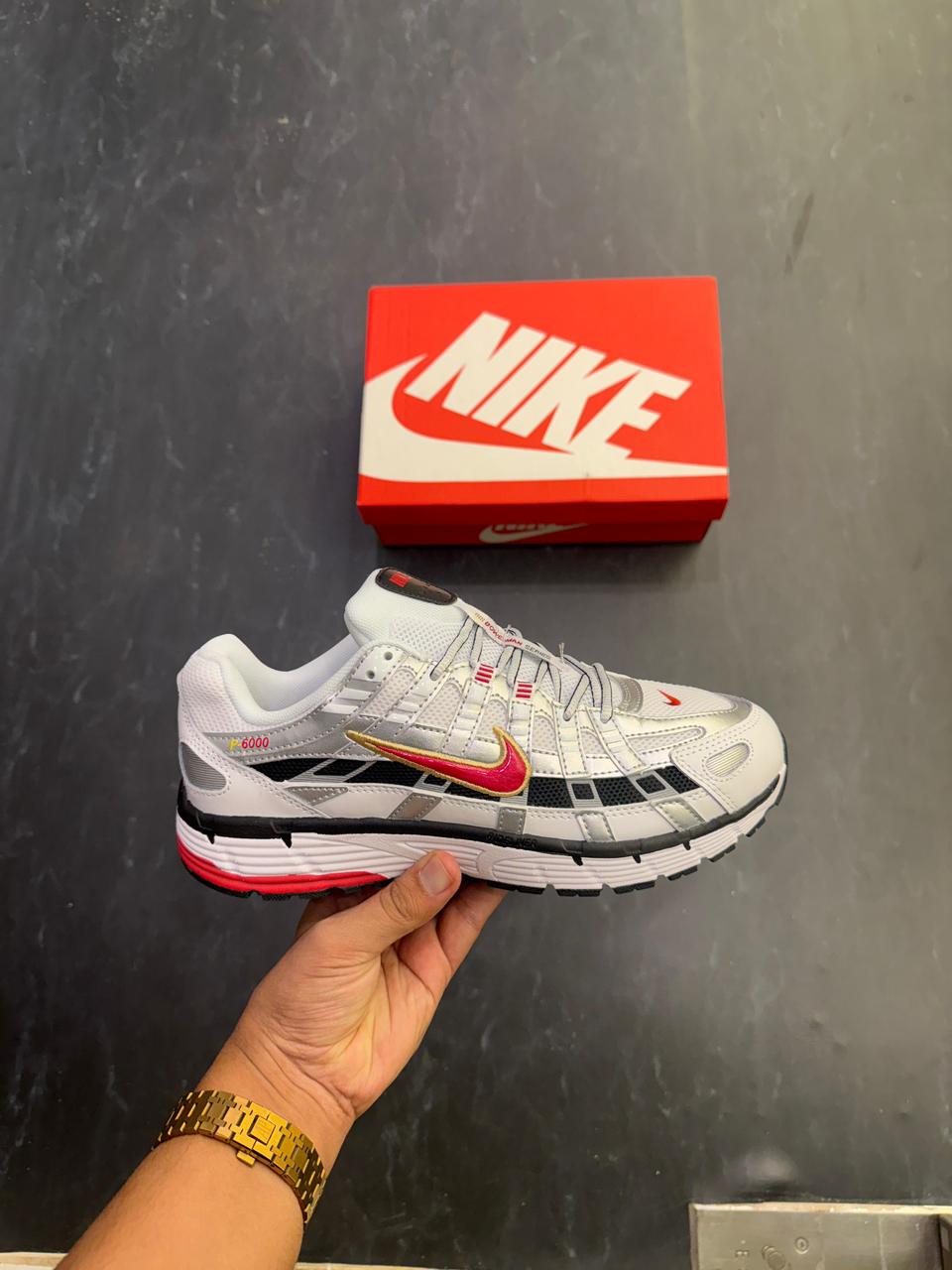 NIKE P6000 TRAINER METALLIC RED