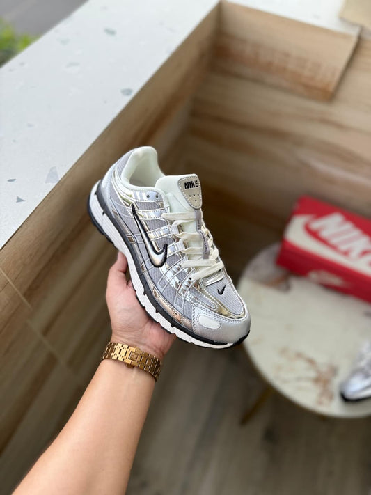 NIKE P6000 TRAINER METALLIC