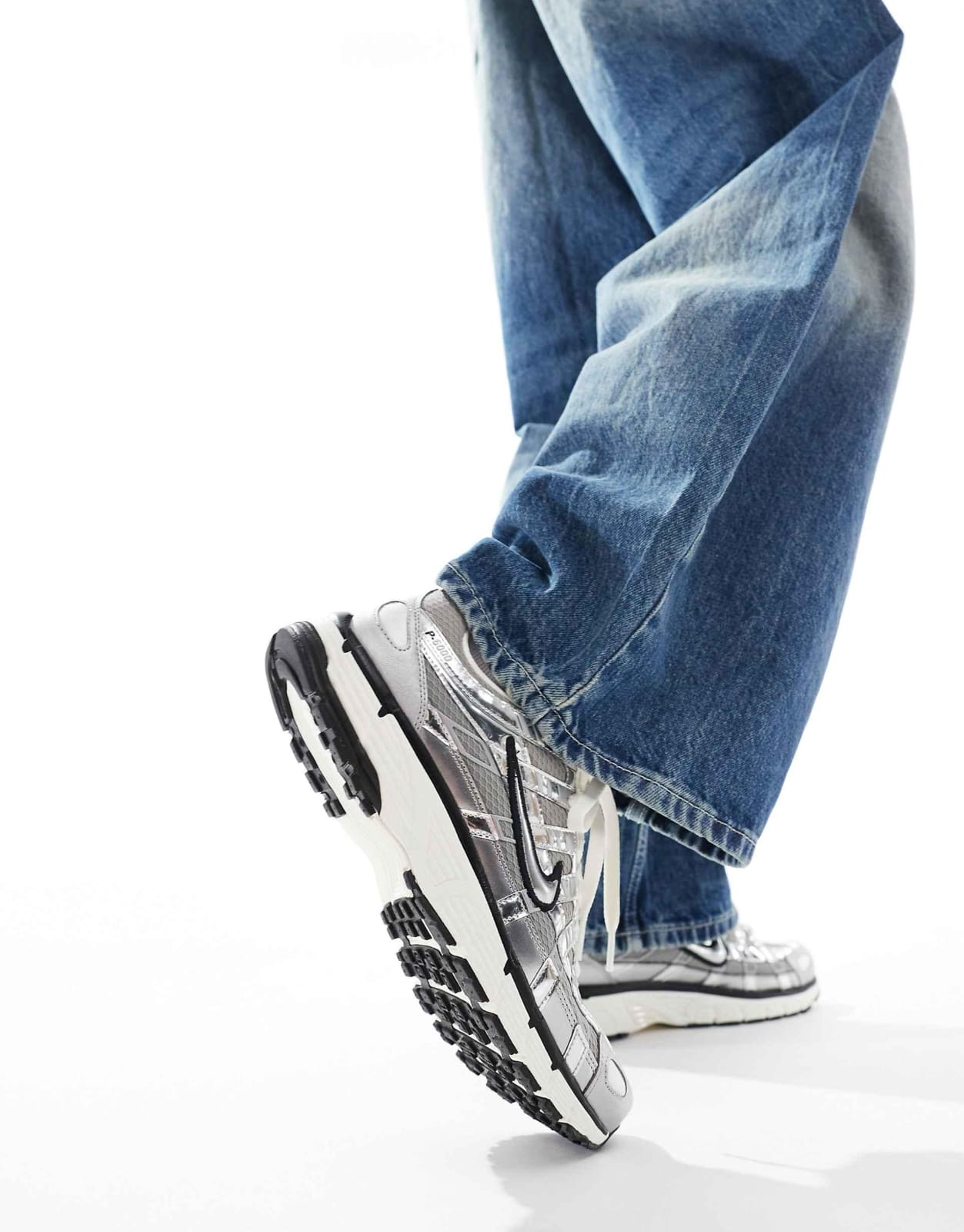 NIKE P6000 TRAINER METALLIC